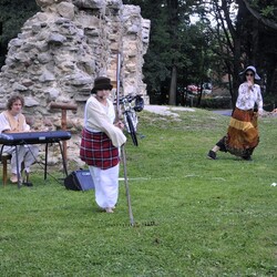 Improwizowany teatr w ruinach zamku