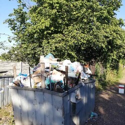 Przepełnione kontenery