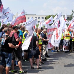 Pikieta hutników pod siedzibą Węglokoksu