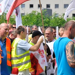 Pikieta hutników pod siedzibą Węglokoksu