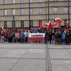 Protest przeciwko m.in. noszeniu maseczek