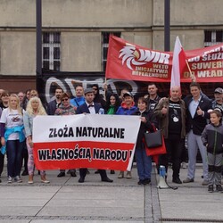 Protest przeciwko m.in. noszeniu maseczek