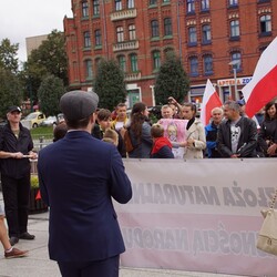 Protest przeciwko m.in. noszeniu maseczek