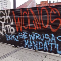 Protest przeciwko m.in. noszeniu maseczek