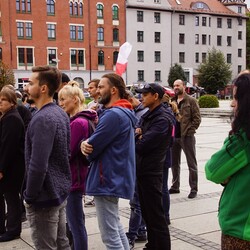 Protest przeciwko m.in. noszeniu maseczek