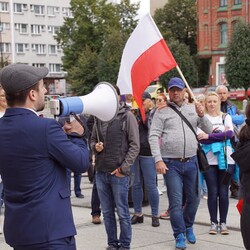 Protest przeciwko m.in. noszeniu maseczek