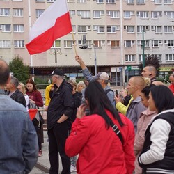Protest przeciwko m.in. noszeniu maseczek
