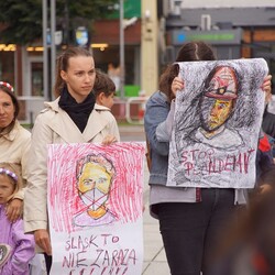 Protest przeciwko m.in. noszeniu maseczek