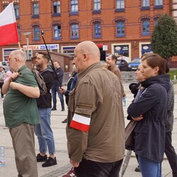 Protest przeciwko m.in. noszeniu maseczek