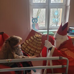 Odwiedziny Świętego Mikołaja w szpitalu