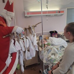 Odwiedziny Świętego Mikołaja w szpitalu