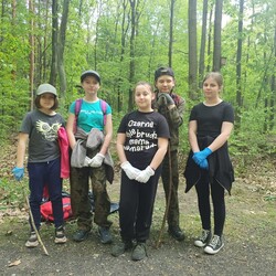 Harcerze wysprzątali las