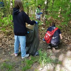 Harcerze wysprzątali las