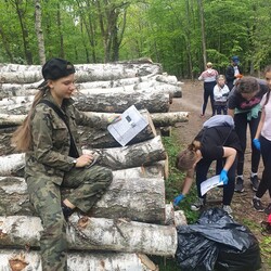 Harcerze wysprzątali las