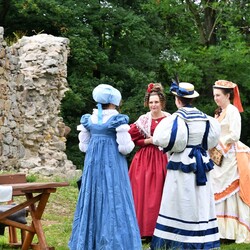 Pokaz mody z czasów Karola Goduli