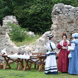 Pokaz mody z czasów Karola Goduli