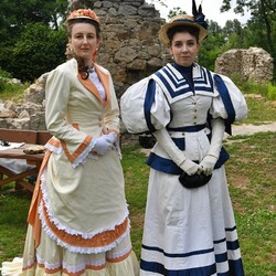 Pokaz mody z czasów Karola Goduli