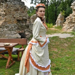 Pokaz mody z czasów Karola Goduli