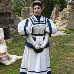 Pokaz mody z czasów Karola Goduli