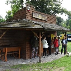 Pokaz mody z czasów Karola Goduli