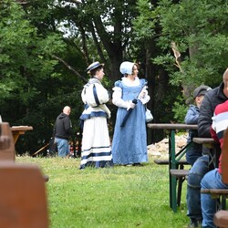 Pokaz mody z czasów Karola Goduli