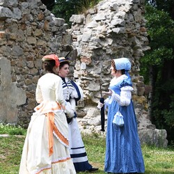 Pokaz mody z czasów Karola Goduli