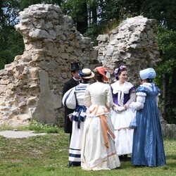 Pokaz mody z czasów Karola Goduli