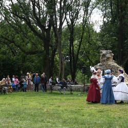 Pokaz mody z czasów Karola Goduli