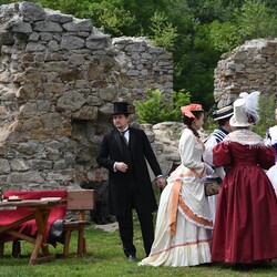 Pokaz mody z czasów Karola Goduli