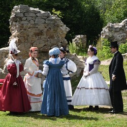 Pokaz mody z czasów Karola Goduli