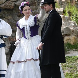 Pokaz mody z czasów Karola Goduli