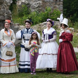 Pokaz mody z czasów Karola Goduli