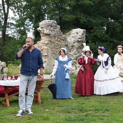 Pokaz mody z czasów Karola Goduli