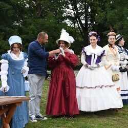 Pokaz mody z czasów Karola Goduli