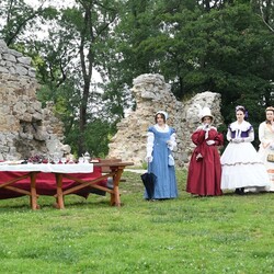 Pokaz mody z czasów Karola Goduli