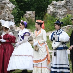 Pokaz mody z czasów Karola Goduli