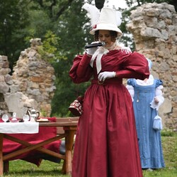 Pokaz mody z czasów Karola Goduli