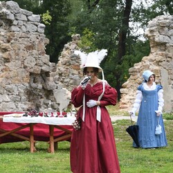 Pokaz mody z czasów Karola Goduli