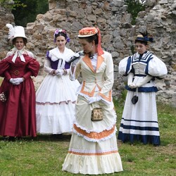 Pokaz mody z czasów Karola Goduli