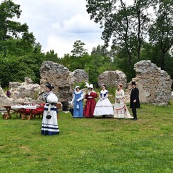 Pokaz mody z czasów Karola Goduli