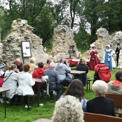 Pokaz mody z czasów Karola Goduli