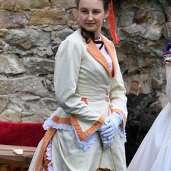 Pokaz mody z czasów Karola Goduli