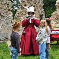 Pokaz mody z czasów Karola Goduli