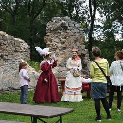Pokaz mody z czasów Karola Goduli