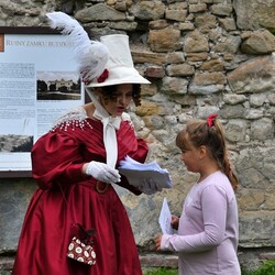 Pokaz mody z czasów Karola Goduli