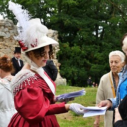 Pokaz mody z czasów Karola Goduli