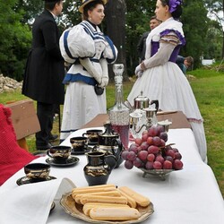 Pokaz mody z czasów Karola Goduli