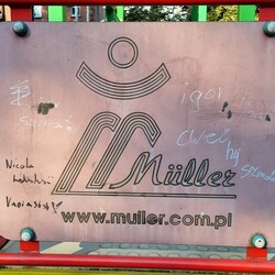 Zniszczony plac zabaw w Nowym Bytomiu