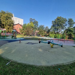 Zniszczony plac zabaw w Nowym Bytomiu