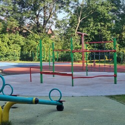 Zniszczony plac zabaw w Nowym Bytomiu